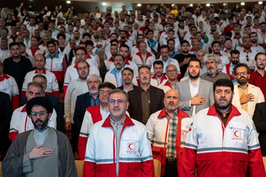 حضار به احترام سرود ملی جمهوری اسلامی ایران ایستاده اند