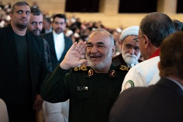 ورود سرلشکر حسین سلامی فرمانده سپاه پاسداران  در مراسم آئین تجلیل از خادمان هلال احمر در اربعین حسینی