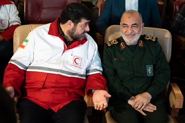 سرلشکر حسین  سلامی و پیرحسین کولیوند درآئین تجلیل از خادمان هلال احمر در اربعین حسینی