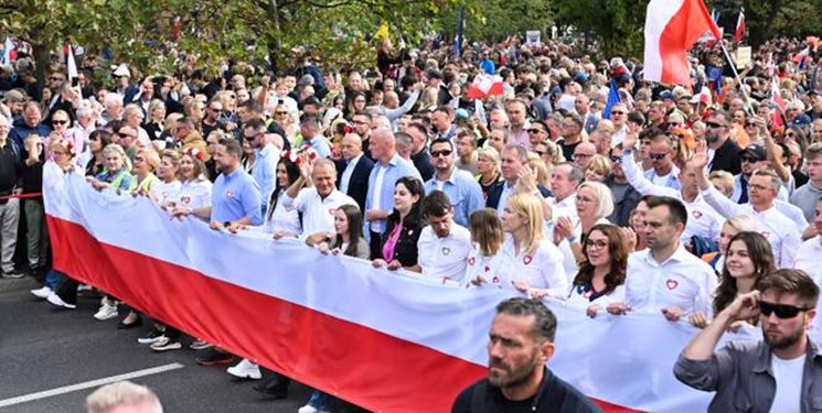 بزرگترین تظاهرات تاریخ مردم لهستان علیه دولت غربگرا+فیلم