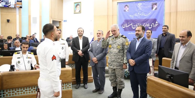 دیدار استاندار اصفهان با اعضای اصفهانی ناوگروه ۸۶ نیروی دریایی ارتش جمهوری اسلامی