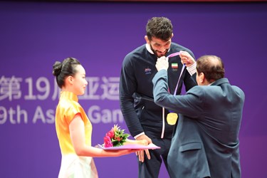 حسن یزدانی مدال طلا وزن ۸۶ کیلوگرم کشتی آزاد را در نوزدهمین دوره بازی‌های آسیایی دریافت کرد.