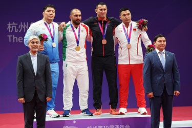 مدال طلای امیرحسین زارع را وزیر ورزش و جوانان ایران بر گردن قهرمان سنگین وزن آسیا انداخت