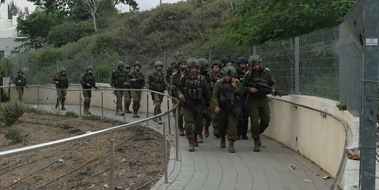 شبکه صهیونیستی: ارتش دروغ می‌گوید، شهرک‌های اطراف غزه هنوز پاکسازی نشده‌اند