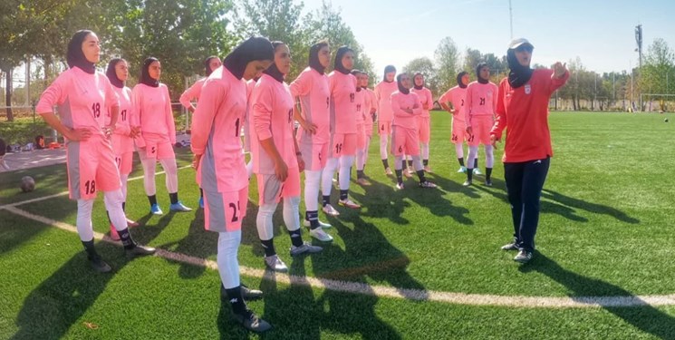 ۴ فوتبالیست زن اصفهانی در مسیر پاریس