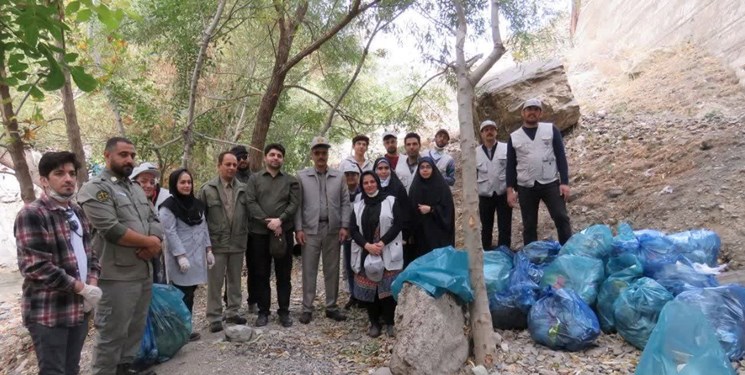 جمع‌آوری 4 تن زباله در پاکسازی حاشیه رودخانه کن