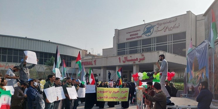 تجمع دانشجویان در فرودگاه مهرآباد در حمایت از مقاومت