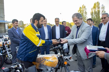 رونمایی ۱۱۰ موتور سیکلت و ۴ خودرو سنگین ناوگان حمل و نقل اداره کل پست استان