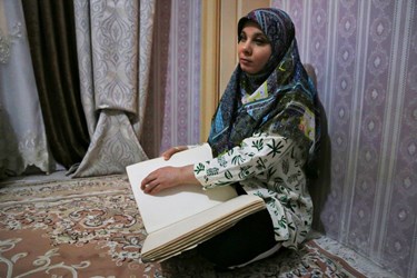 زلیخا عابدینی در حال خواندن قرآن 