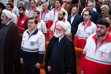 حاضرین در همایش اخلاق امداد گری هلا ل احمر به احترام سرود ملی ایران ایستاده اند
