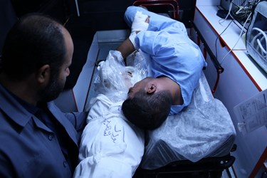 وداع پدر مجروح حادثه تروریستی شاهچراغ(ع) با کودک شهیدش ( تنها کودک شهید حادثه) در فرودگاه شهید آیت الله دستغیب شیراز 