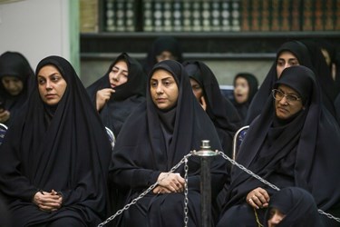 مادر شهید در مراسم  اولین سالگرد شهادت آرمان علی‌وردی