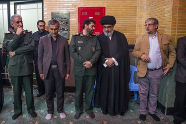 حضور سردار حسن حسن زاده و پدر شهید در مراسم  اولین سالگرد شهادت آرمان علی‌وردی