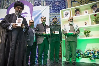  رونمایی از کتاب شهیدآرمان علی‌وردی توسط سردارمحمدرضا نقدی معاون هماهنگ‌کننده سپاه پاسداران انقلاب اسلامی  وسردار حسن حسن زاده فرمانده سپاه محمد رسول‌الله تهران بزرگ