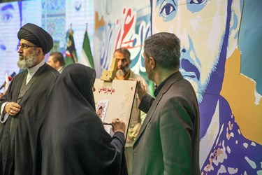  یادداشت بر روی تابلو کتاب شهیدآرمان علی‌وردی توسط مادر و پدر شهید 