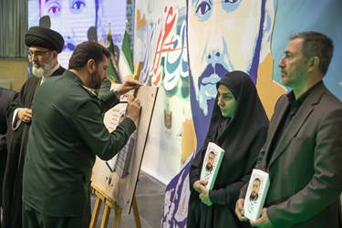  یادداشت بر روی تابلو کتاب شهیدآرمان علی‌وردی توسط سردار حسن حسن زاده فرمانده سپاه محمد رسول‌الله تهران بزرگ