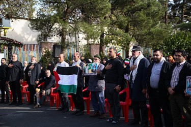  ادای احترام حاضران به سرود ملی جمهوری اسلامی ایران در مراسم اولین سالگرد شهادت آرمان علی‌وردی