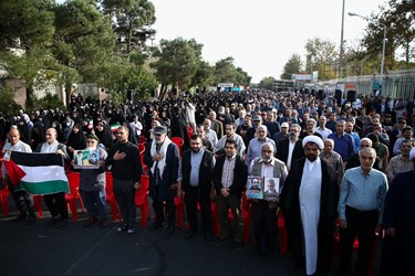  ادای احترام حاضران به سرود ملی جمهوری اسلامی ایران در مراسم اولین سالگرد شهادت آرمان علی‌وردی