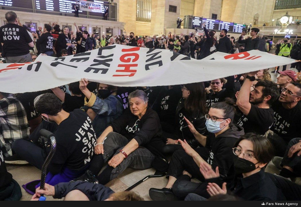 Pro-Palestinian protesters call for ceasefire at Grand Central