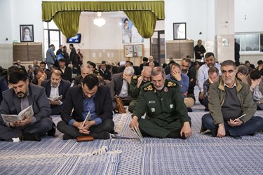 سردار احمد ذوالقدرفرمانده سپاه حضرت سیدالشهدا (ع) استان تهران در مراسم ختم والده سردارسید قاسم قریشی  جانشین رئیس سازمان بسیج مستضعفین