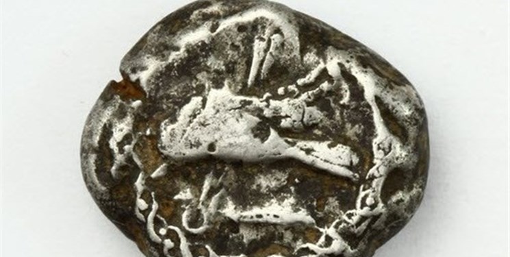 اهدای سکه‌ای با قدمت ۲۳۰۰ سال به موزه حرم رضوی