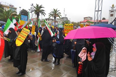 راهپیمایی 13 آبان در رشت زیر باران شدید پاییزی