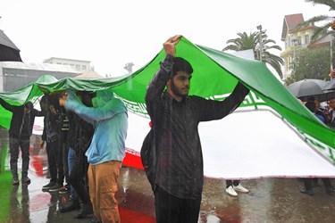 راهپیمایی 13 آبان در رشت زیر باران شدید پاییزی