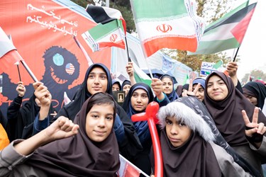 حضور دانش آموزان در راهپیمایی 13 آبان