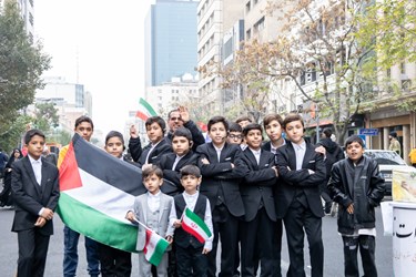 حضورگروهی دانش آموزان  در راهپیمایی 13 آبان
