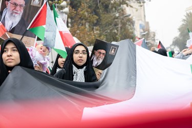 نوجوانان ایرانی پرچم فلسطین به دست در راهپیمایی 13 آبان