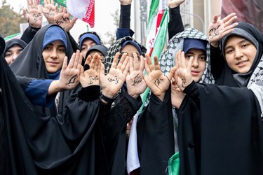 حضورگروهی دانش آموزان  در راهپیمایی 13 آبان