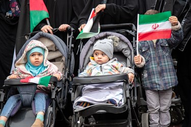 راهپیمایی کالسکه ای مادران و کودکان در روزسیزده آبان 