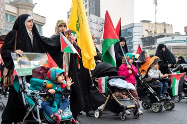 راهپیمایی کالسکه ای مادران و کودکان در روزسیزده آبان 
