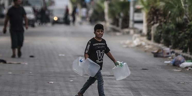 کودکان غزه مجبور به نوشیدن آب شور دریا شده‌اند