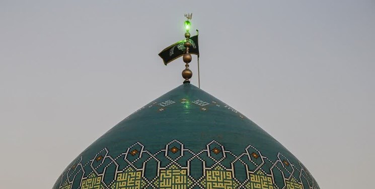 پرچم گنبد آستان حضرت موسی مبرقع(ع) تعویض شد +تصاویر