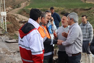 استاندار سمنان با سیل‌زدگان گفت‌وگو می کند