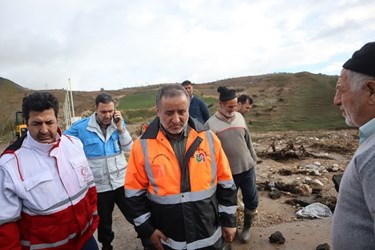 استاندار سمنان با سیل‌زدگان گفت‌وگو می کند