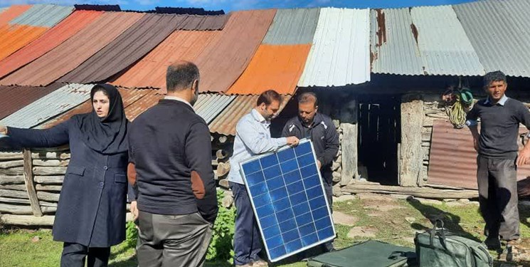 تداوم اهدای مولدهای خورشیدی قابل حمل به عشایر