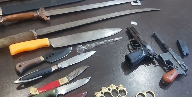 کشف 2 قبضه کلت جنگی از یک اوباش در قروه
