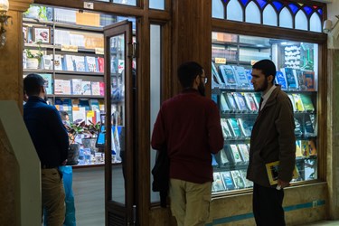 حضور علاقمندان به کتاب درمراسم رونمایی کتاب «شهاب فضیلت» در انتشارات فارس 