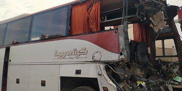 تصادف پژو با اتوبوس در شرق کرمان ۲۷ مصدوم و یک کشته بر جای گذاشت