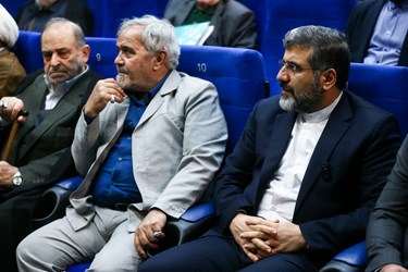 از راست: محمدمهدی اسماعیلی وزیر ارشاد و علی انسانی در نخستین جایزه کتاب مداحان مؤلف