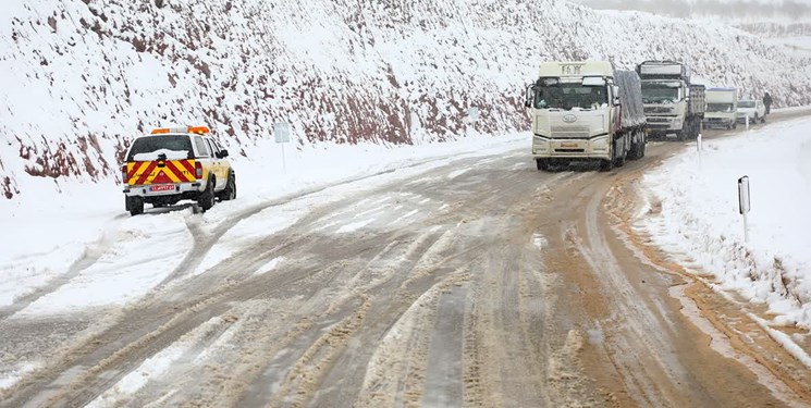رهاسازی ۱۸ خودرو گرفتار در محورهای برفی کرمانشاه