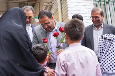 بازدید رضامراد صحرایی وزیر آموزش و پرورش از فعالیت های دانش آموزان در جشنواره یک روز بدون کیف در مدرسه