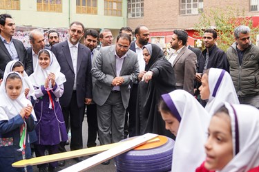 بازدید رضامراد صحرایی وزیر آموزش و پرورش از فعالیت های دانش آموزان در جشنواره یک روز بدون کیف در مدرسه
