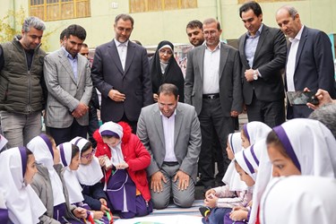 بازدید رضامراد صحرایی وزیر آموزش و پرورش از فعالیت های دانش آموزان در جشنواره یک روز بدون کیف در مدرسه