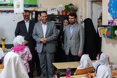 بازدید رضامراد صحرایی وزیر آموزش و پرورش از فعالیت های دانش آموزان در جشنواره یک روز بدون کیف در مدرسه