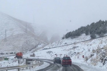 برف در محورهای کوهستانی البرز(عملیات پاکسازی جاده کرج-چالوس)