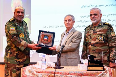 تقدیر از  پورفوسور عزت‌اله عزتی پدر علم ژِئوپلیتیک  در نخستین همایش ملی فرماندهی و مدیریت در جنگ‌های آینده
