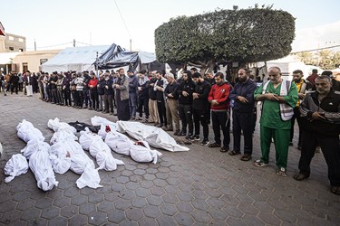 بستگان فلسطینی‌هایی که در حملات رژیم صهیونیستی جان خود را از دست دادند، پس از انتقال اجساد از سردخانه بیمارستان شهدای الاقصی در دیرالبلاح در مرکز غزه، نماز میت را اقامه کردند. [مصطفی حسونا/آنادولو]